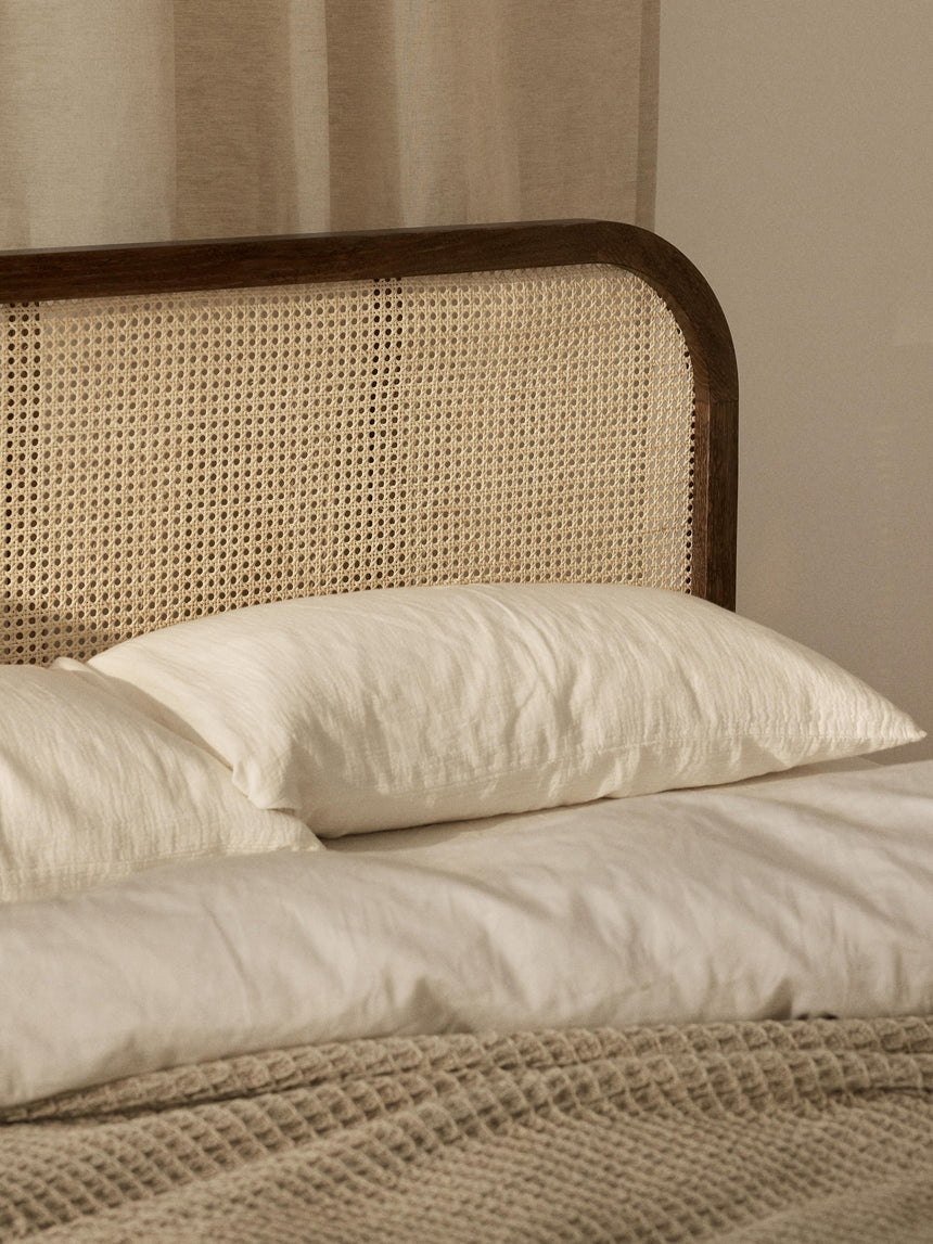 Kate Çift Kişilik Hazeran Ahşap Karyola Ceviz