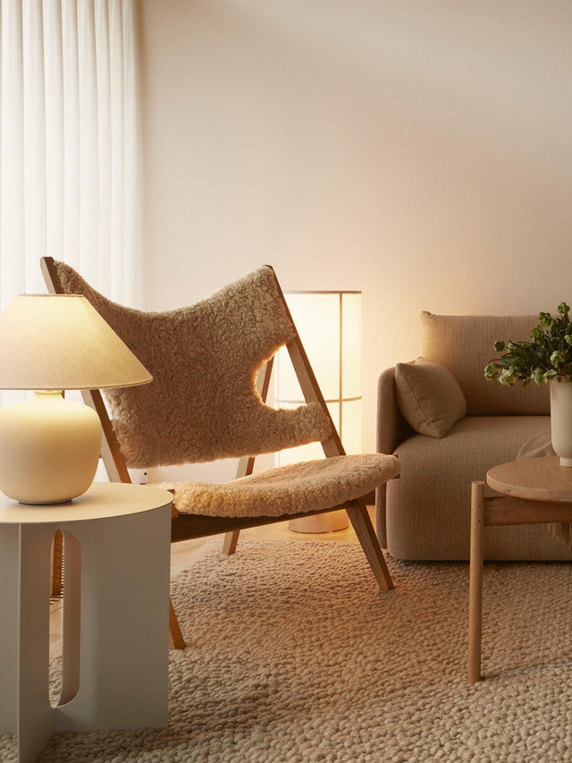 Play Ahşap Tekli Koltuk Kırık Beyaz Koyun Postu Meşe