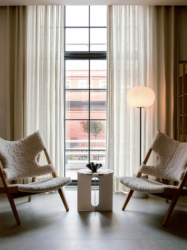 Play Ahşap Tekli Koltuk Kırık Beyaz Koyun Postu Meşe