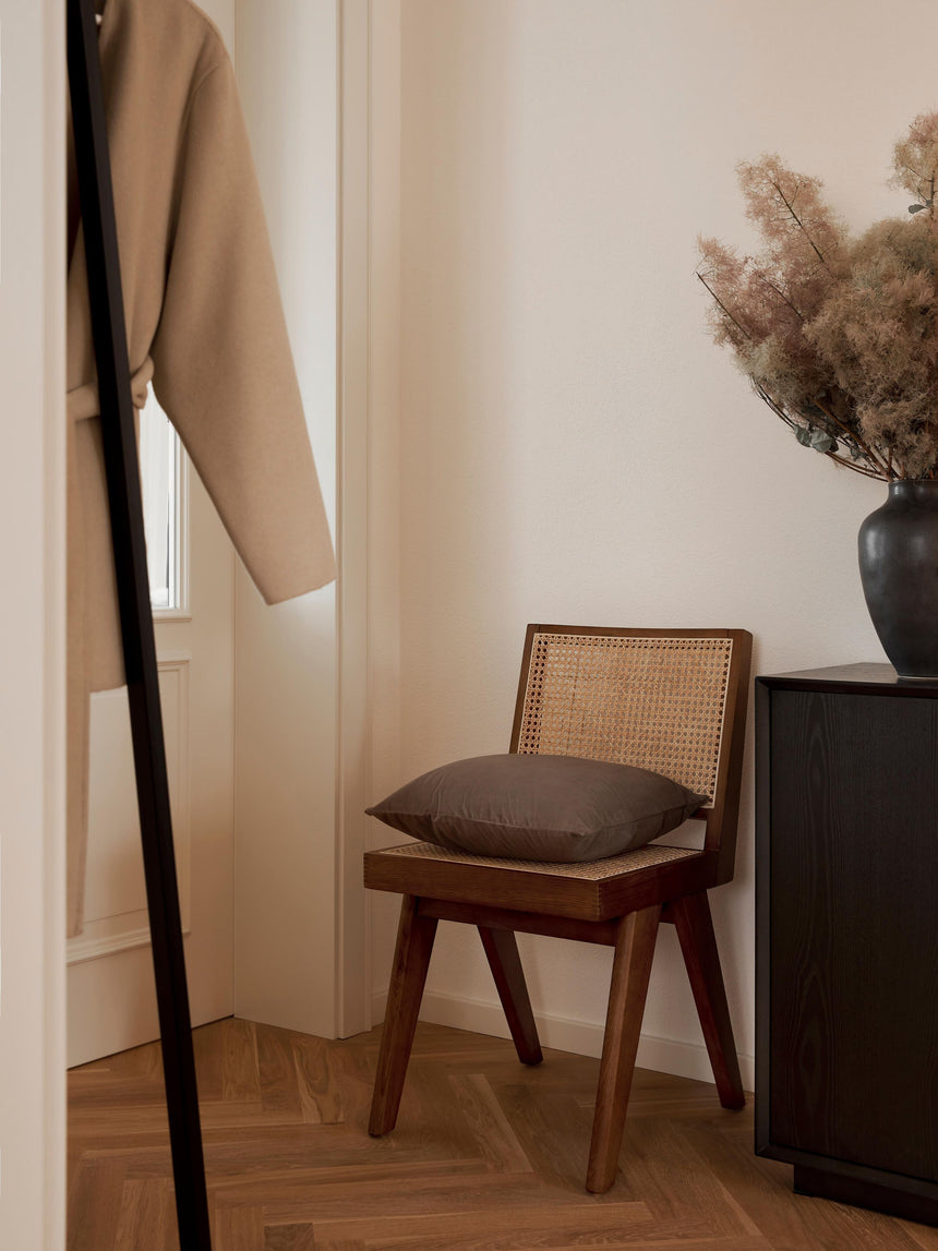 Sara Hazeran İşlemeli Ahşap Sandalye Ceviz