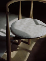 Bors Kırık Beyaz Bukle Minderli Ahşap Sandalye Meşe