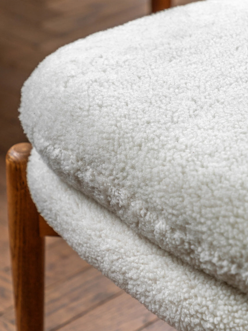 Erik Ahşap Ayaklı Puf Kırık Beyaz Teddy