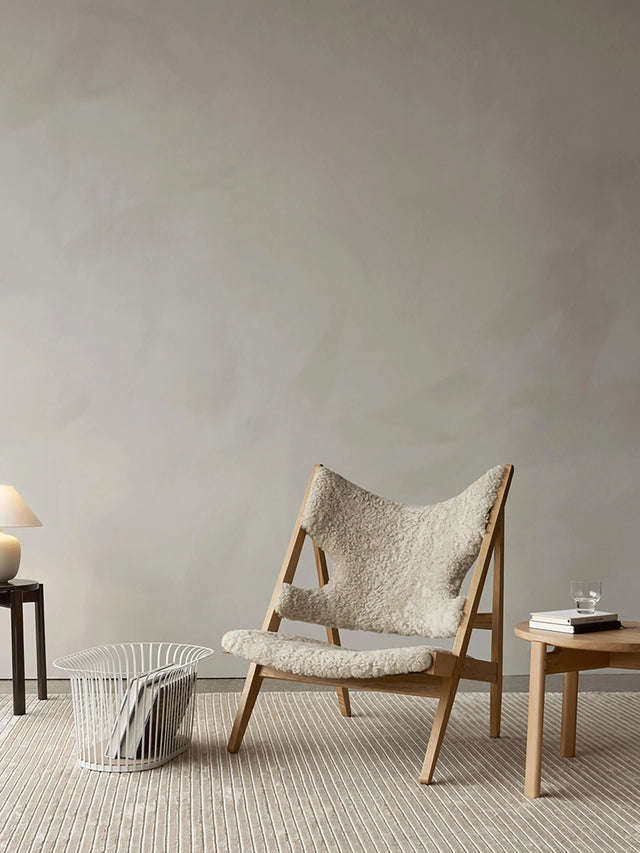 Play Ahşap Tekli Koltuk Kırık Beyaz Koyun Postu Meşe