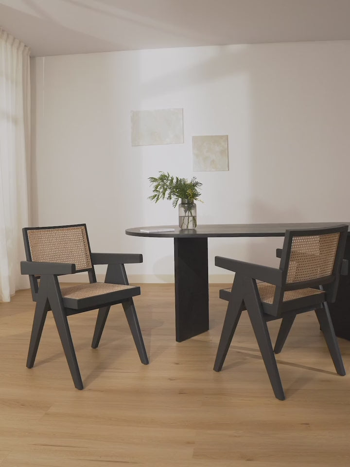 Sara Hazeran İşlemeli Kollu Ahşap Sandalye Siyah