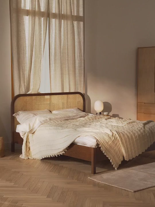 Kate Çift Kişilik Hazeran Ahşap Karyola Ceviz