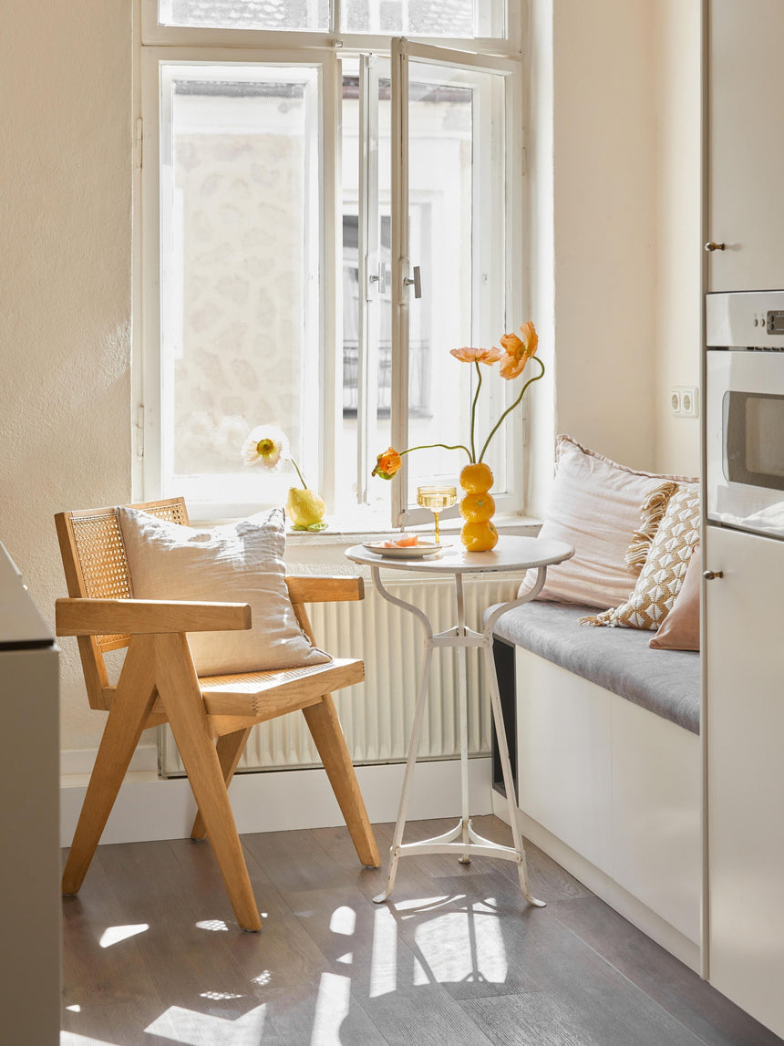 Sara Hazeran İşlemeli Kollu Ahşap Sandalye Meşe