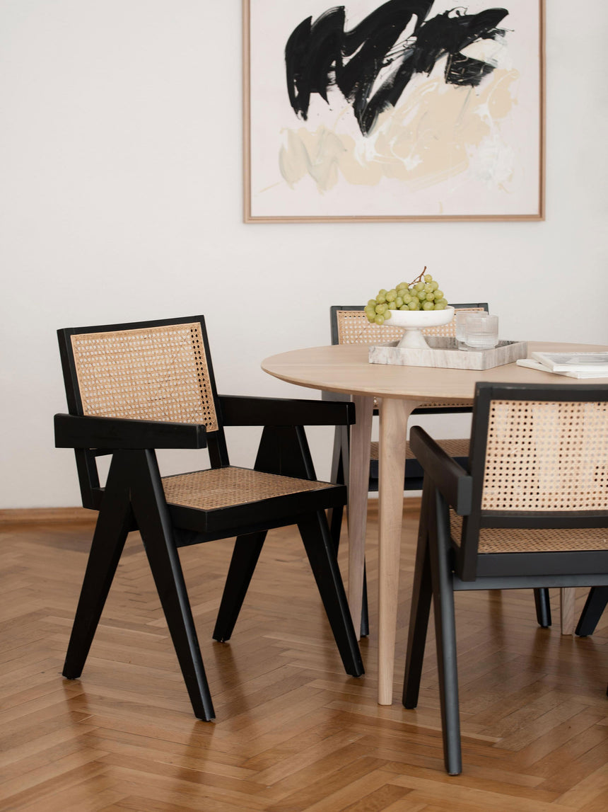 Sara Hazeran İşlemeli Kollu Ahşap Sandalye Siyah